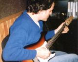 Miguel con la guitarra de 12 cuerdas de Ross